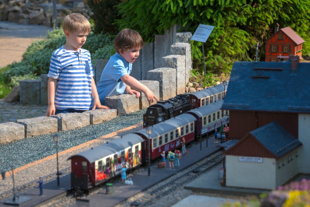 Kinder bewundern Harzer Schmalspurbahn im Miniaturpark Wernigerode