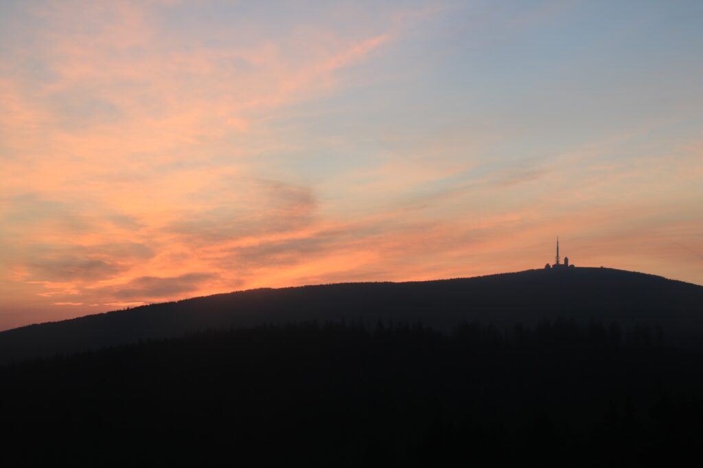 Der Brocken bei Dämmerung