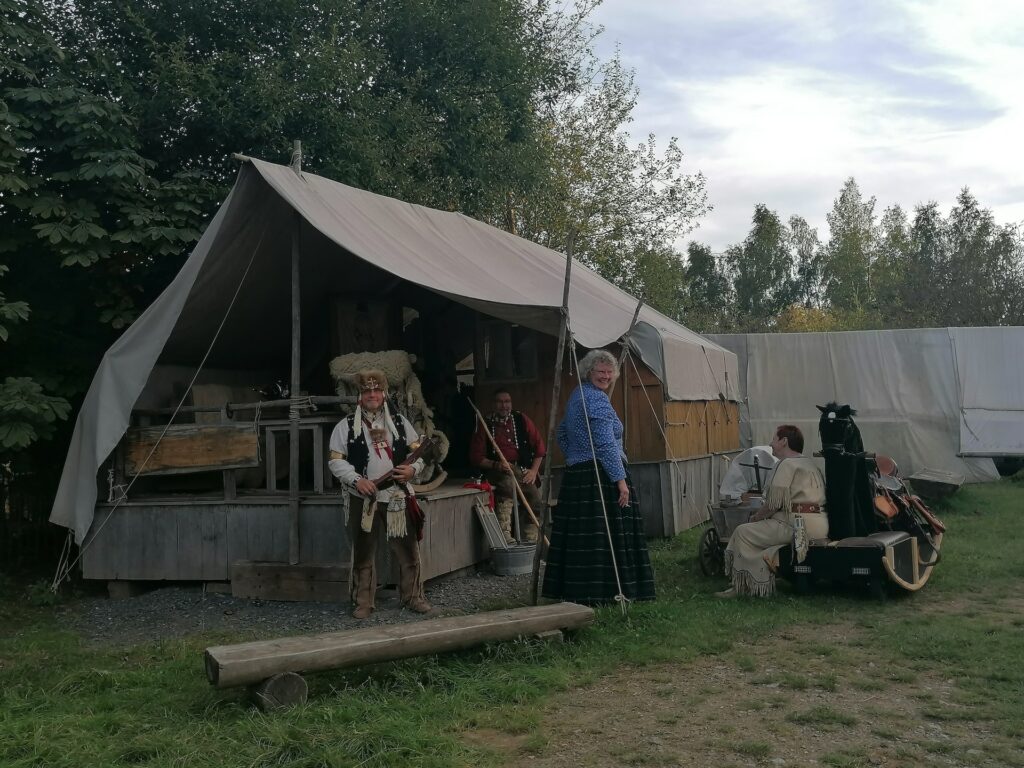 Dorfbewohner vor Zelt in Pullman City
