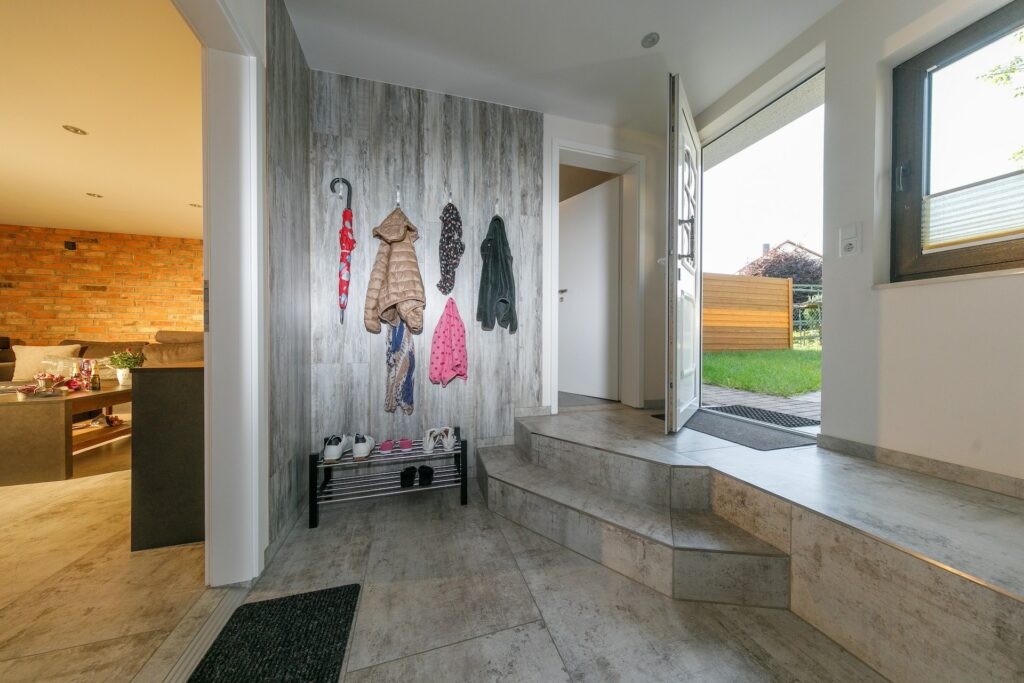 Ferienhaus Andrea - Eingangsbereich mit Blick ins Wohnzimmer und Garten