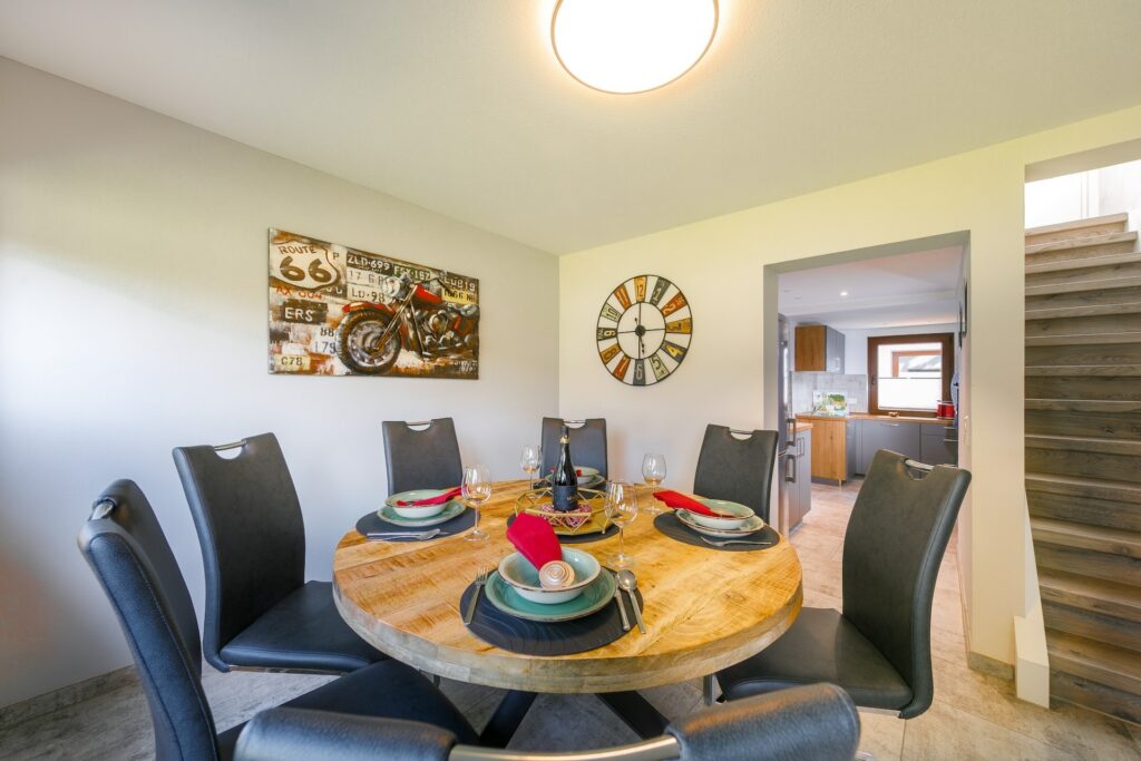 Ferienhaus Andrea - Esszimmer mit Blick in offene Küche