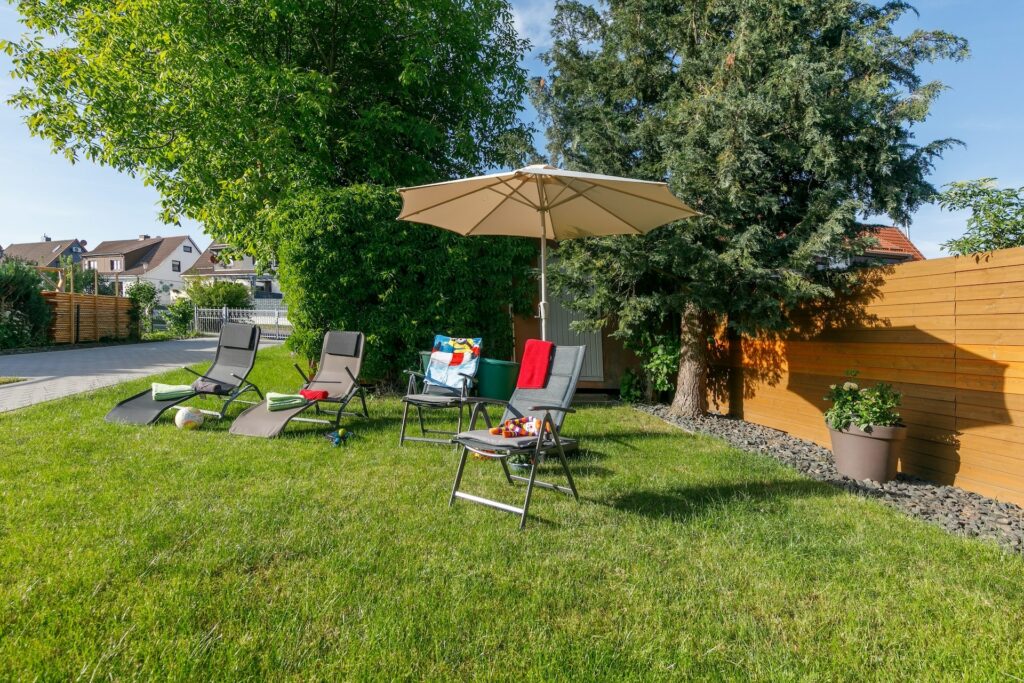 Ferienhaus Andrea - Garten Ansicht zur Garage