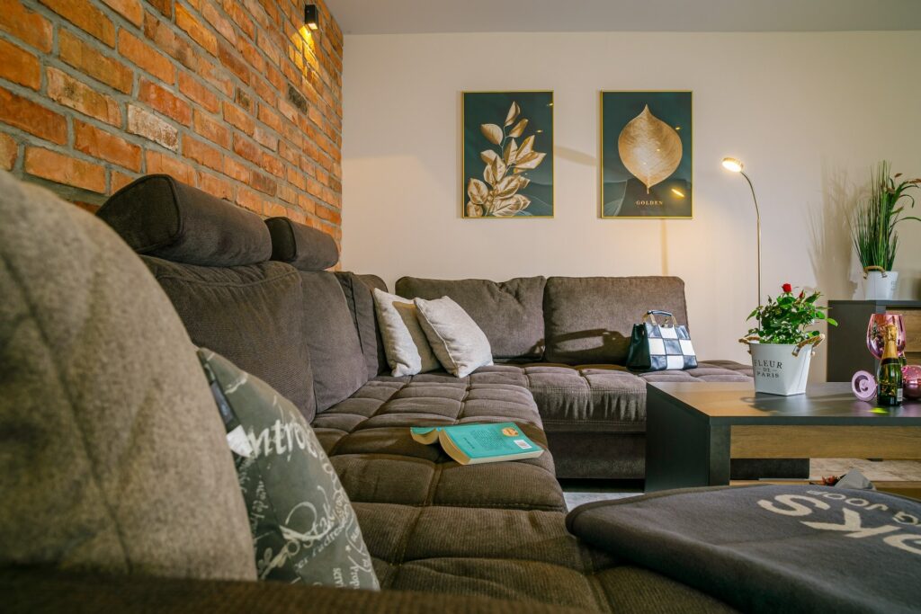 Ferienhaus Andrea - Wohnzimmer mit großer Couchecke