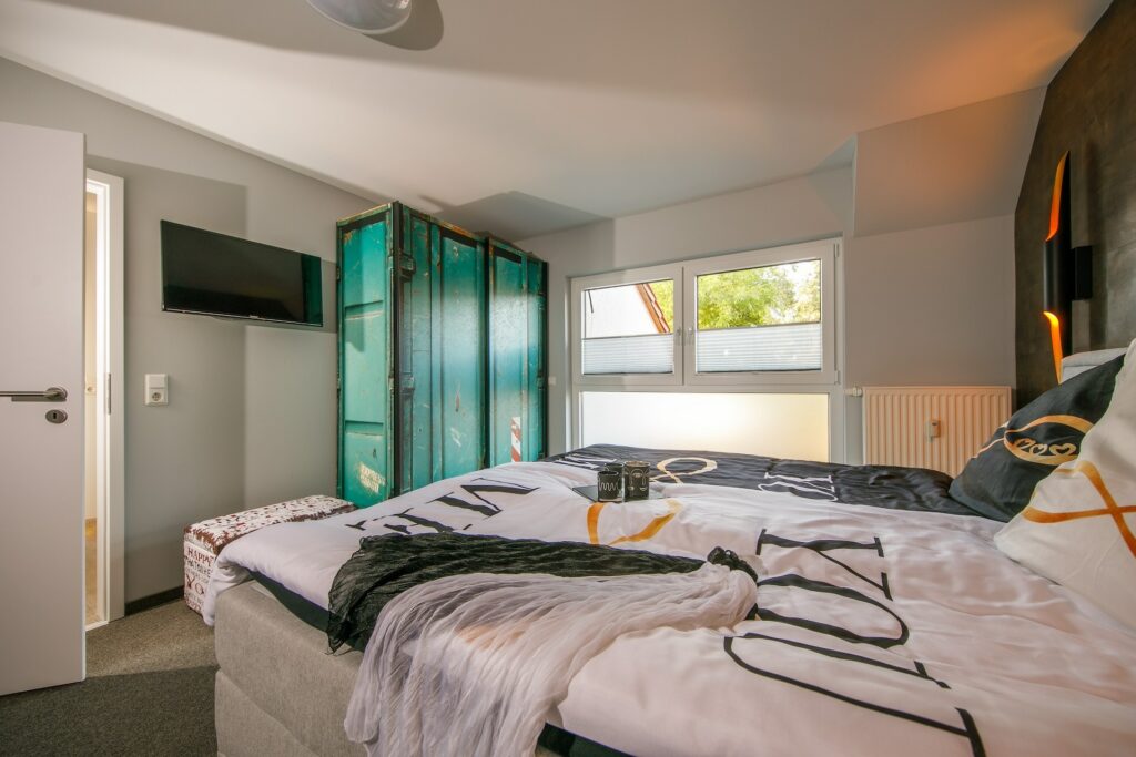 Ferienhaus Andrea - großes Schlafzimmer mit Containerschrank