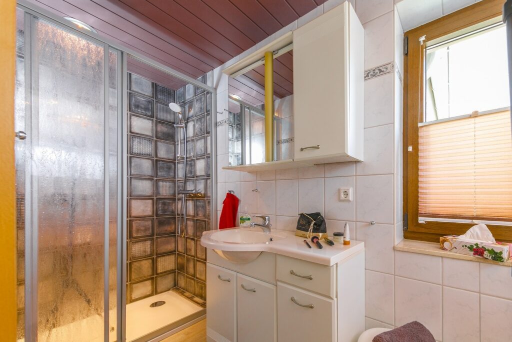 Ferienhaus Andrea - kleines Bad neben Schlafzimmer