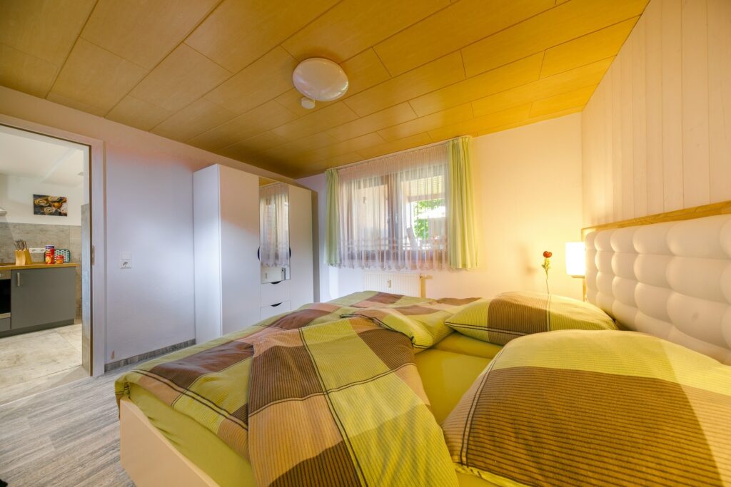 Ferienhaus Andrea - kleines Schlafzimmer mit Blick in die Küche