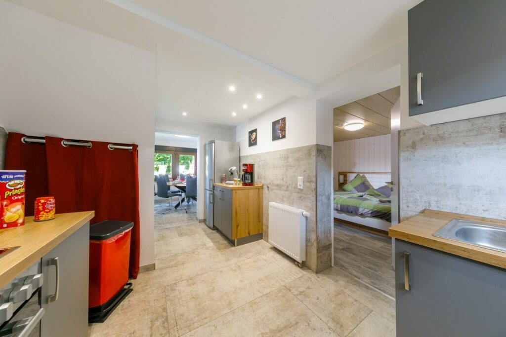 Ferienhaus Andrea - offene Küche mit Blick ins Esszimmer und Schlafzimmer