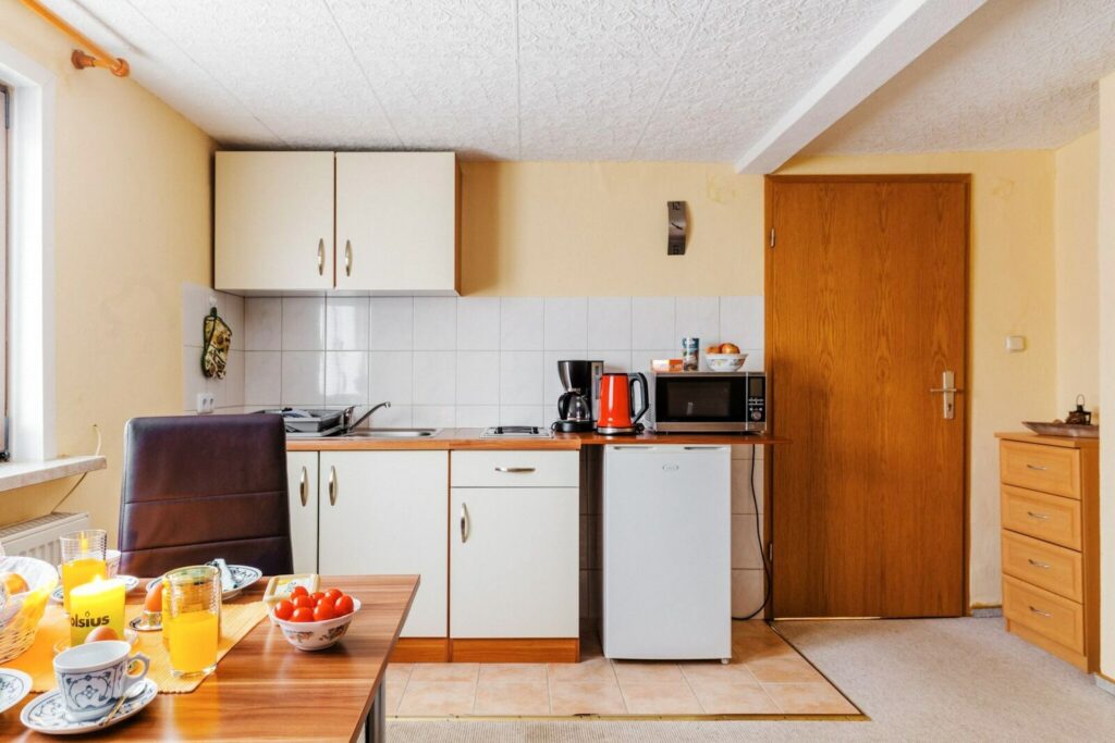 Ferienwohnung Andrea - Küchenzeile und Esstisch